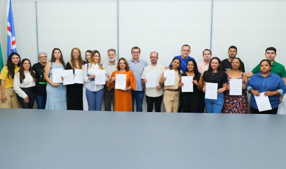 Prefeito de TL dá posse a mais servidores na Saúde, Educação e Infraestrutura