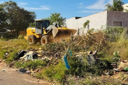 Força-tarefa de limpeza alcança Vila Piloto, com foco na remoção de entulhos e resíduos descartados de forma incorreta