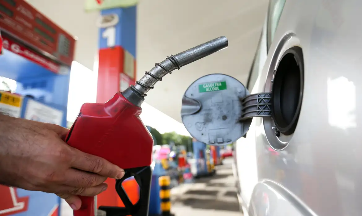 Gasolina terá 32% de etanol a partir deste sábado; entenda as mudanças para os condutores