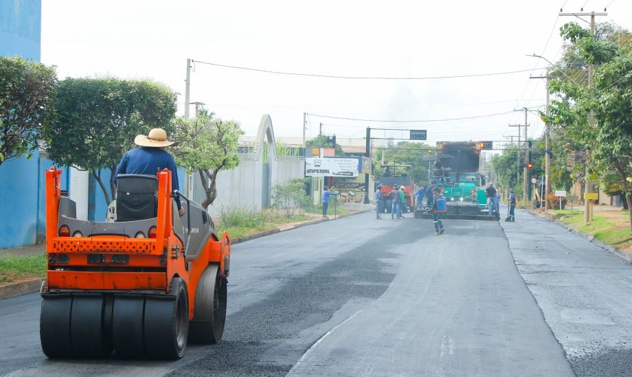 Prefeitura inicia obras de recapeamento na Rua Maria Guilhermina Esteves para otimizar a mobilidade e segurança viária