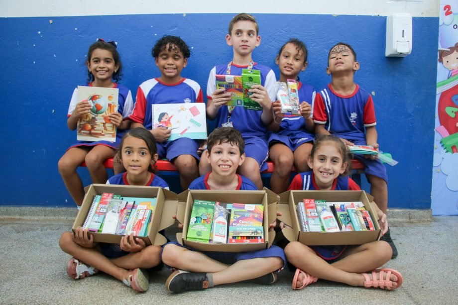 SEMED distribui Kits Escolares em escolas da rede municipal