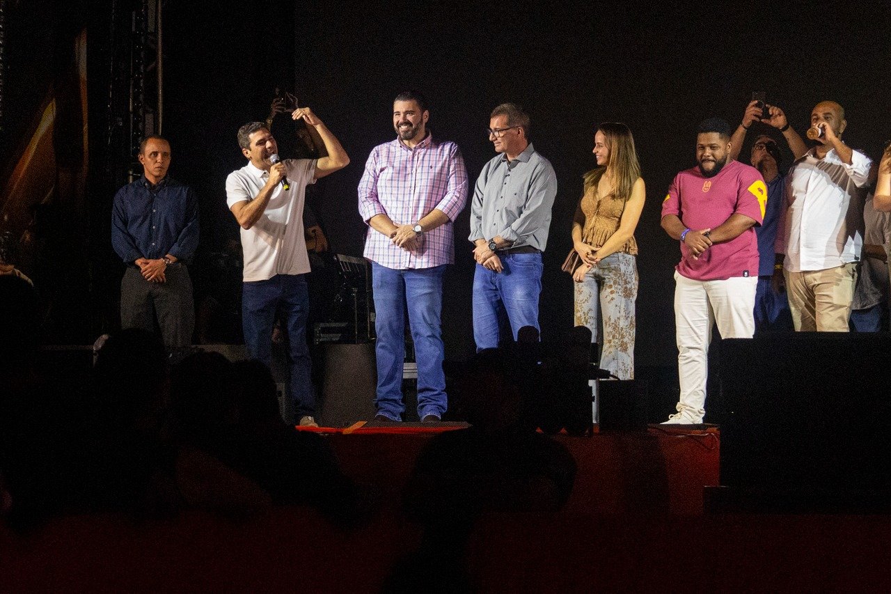 Parlamentares prestigiam abertura da Festa do Folclore