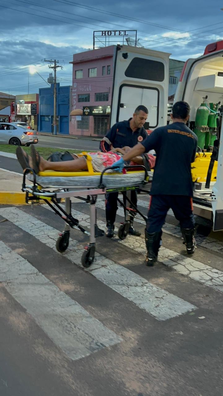 Ciclista fica ferida após colisão no centro de Três Lagoas