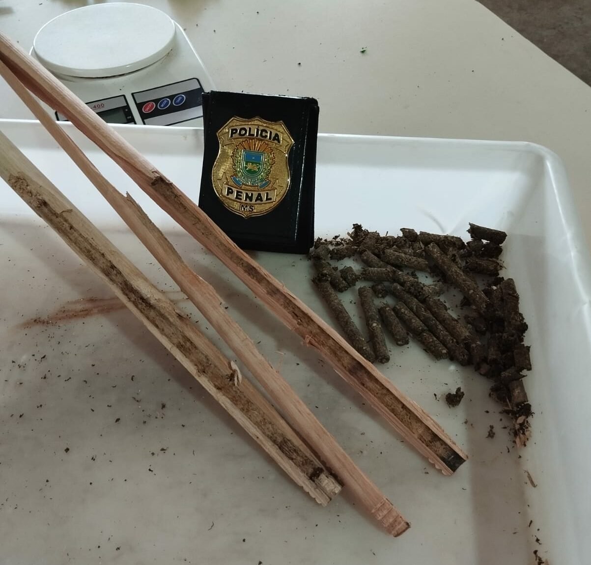 Mulher tenta burlar segurança de presídio com maconha escondida em vassoura