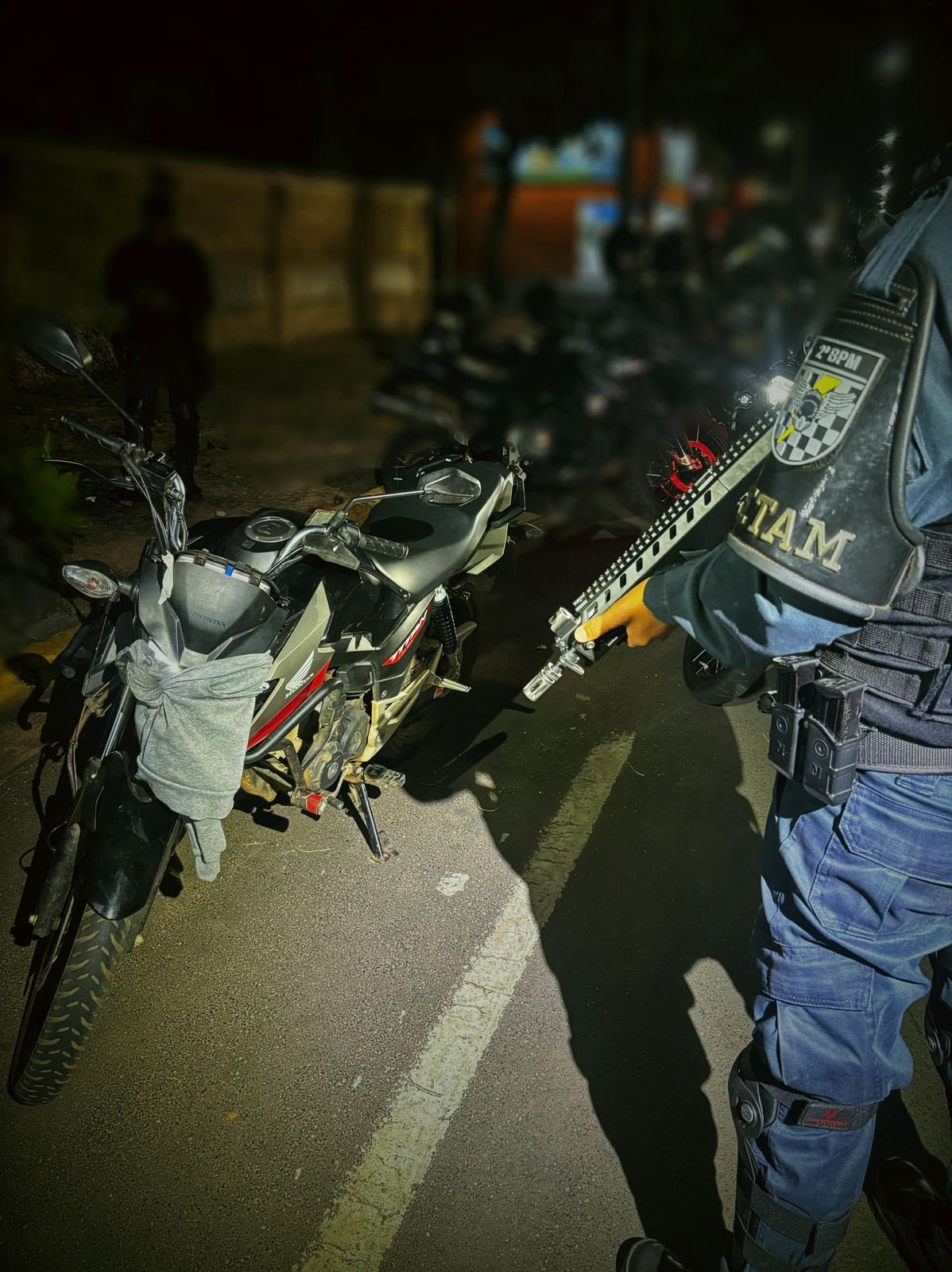 PM age rápido, recupera moto furtada e detém menor infrator em Três Lagoas durante a Operação Boas Festas