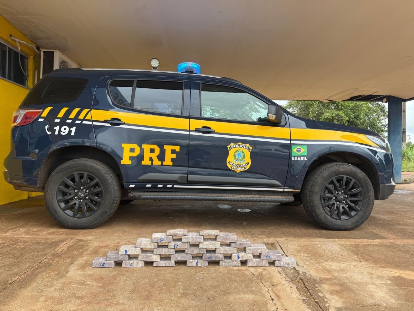 PRF apreende 160 kg de prata sem nota fiscal na BR-262 em Água Clara