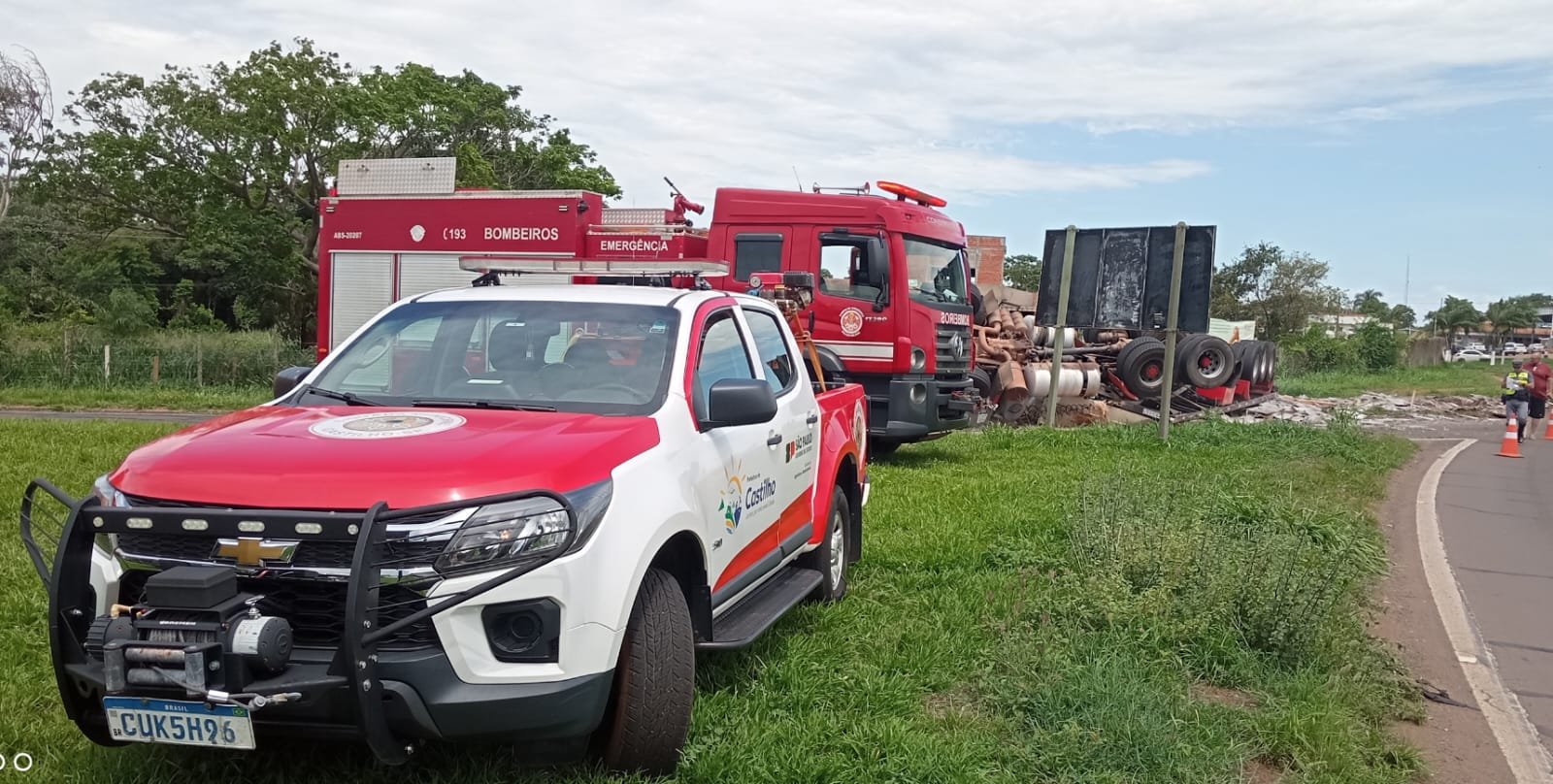 Causas de tombamento de caminhão com granito em Castilho (SP) são investigadas