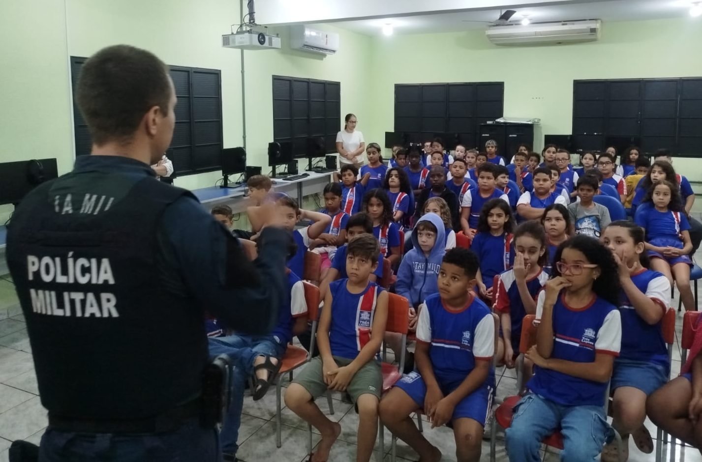 Polícia Militar promove ciclo de palestras no bairro Paranapungá durante a Operação Approximatus