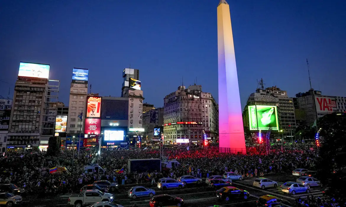 Após ataque dos EUA e captura de Maduro, venezuelanos no exterior demonstram opiniões divididas