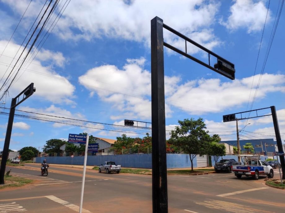 TRÂNSITO – Prefeitura instala novo semáforo em cruzamento de Três Lagoas