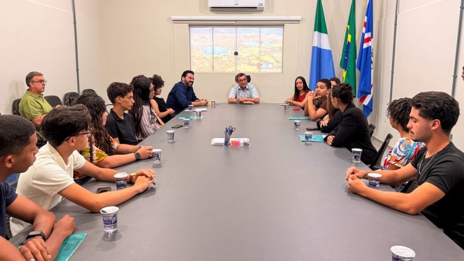 Prefeitura Municipal recebe visita de integrantes do Parlamento Jovem