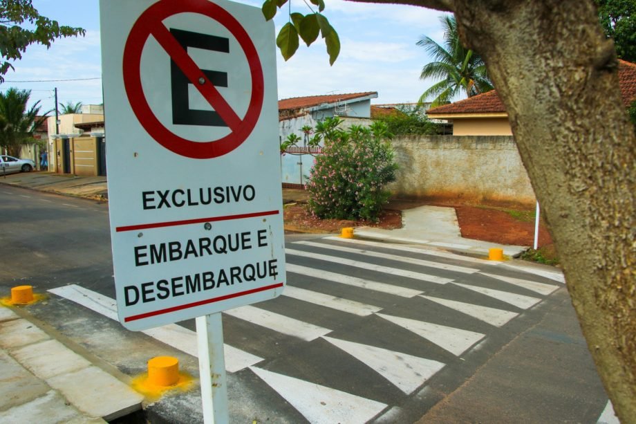 Faixa elevada instalada em frente ao Tia Nega eleva a segurança para idosos do SCFV
