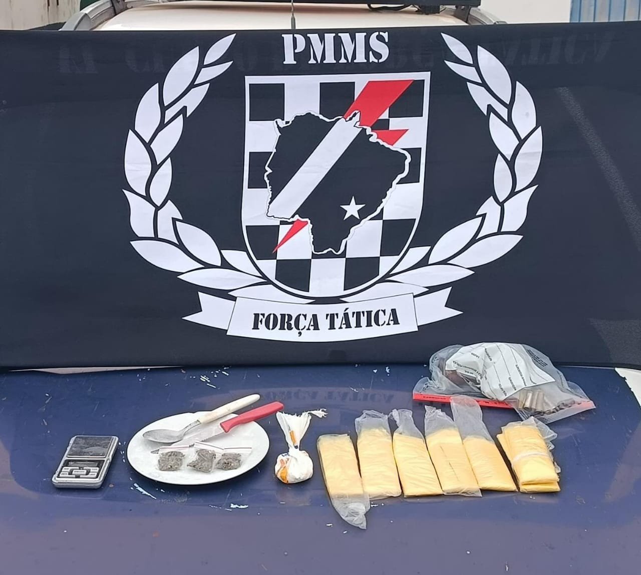 PM apresenta arma que teria sido usada por 'Presidente' em confronto fatal em Três Lagoas