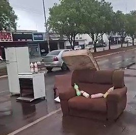 Após alagamentos, moradores de Três Lagoas protestam com móveis destruídos