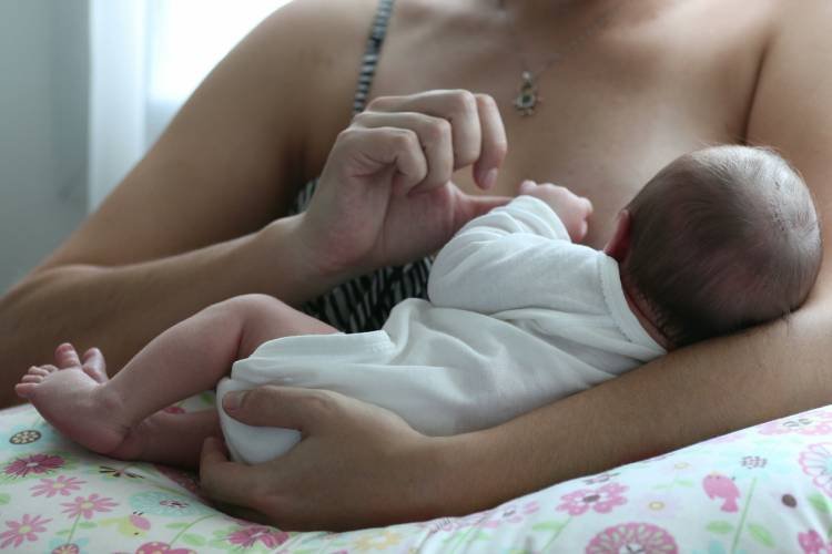 Mamanalgesia ganha reconhecimento nacional como prática de cuidado humanizado durante a vacinação de bebês