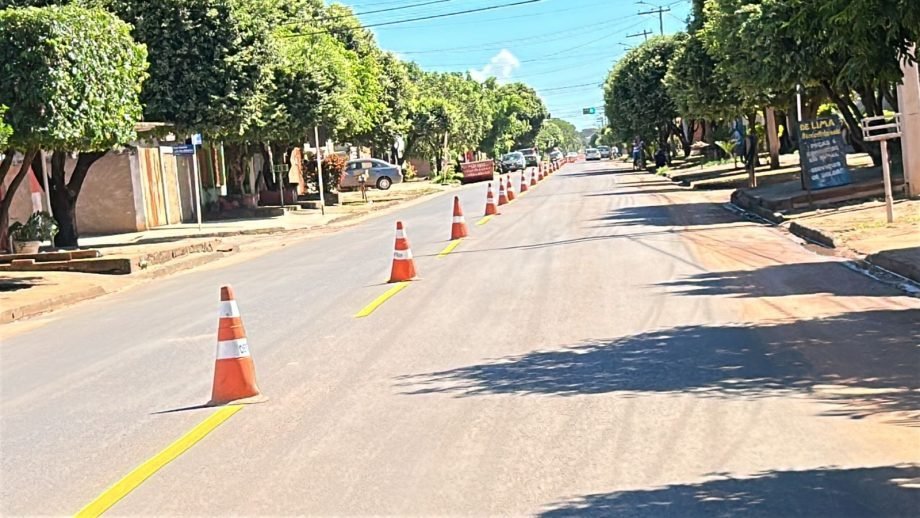 Após recapeamento, Departamento Municipal de Trânsito realiza pintura de sinalização viária na Avenida Rafael de Haro