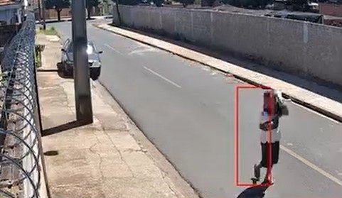 Homem furta estepe e bateria de carro em Três Lagoas à luz do dia e é filmado