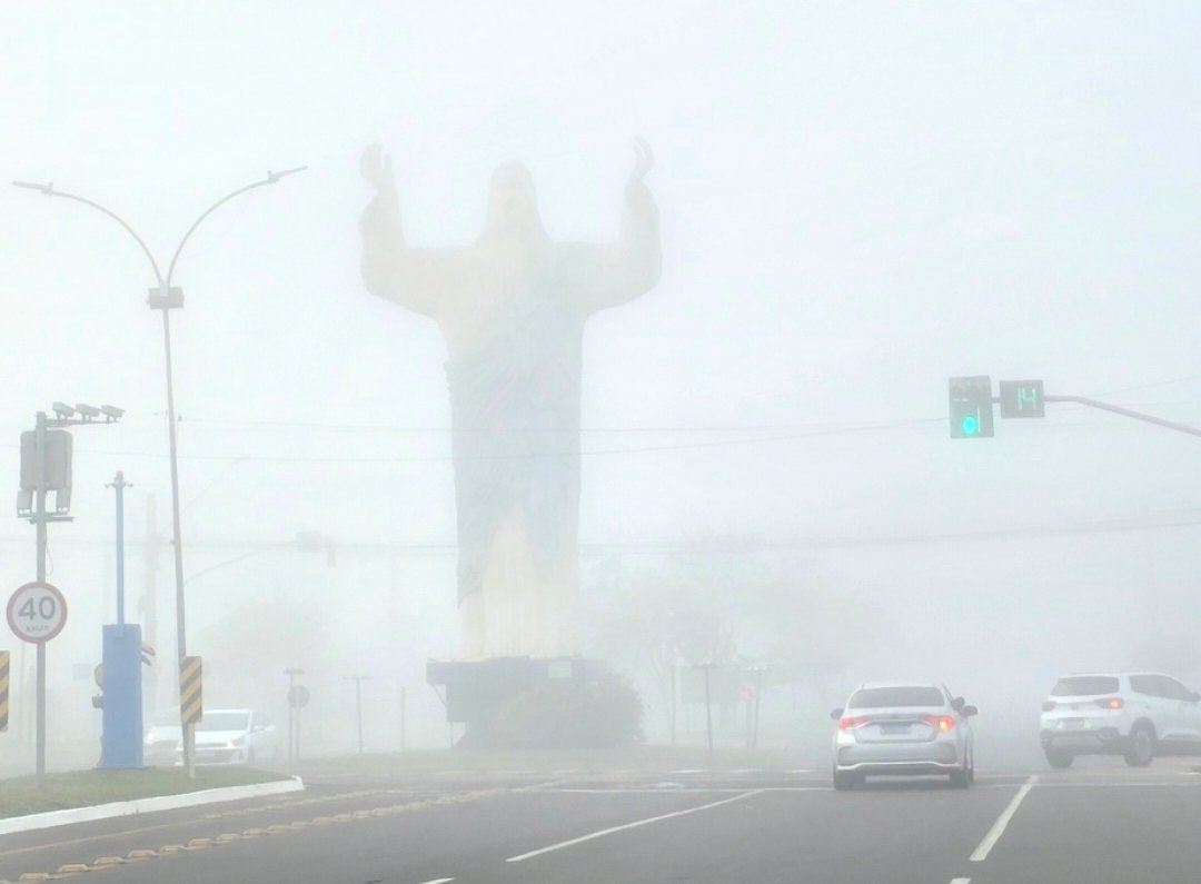Forte neblina e temperaturas de 13°C geram alerta para população vulnerável em Três Lagoas