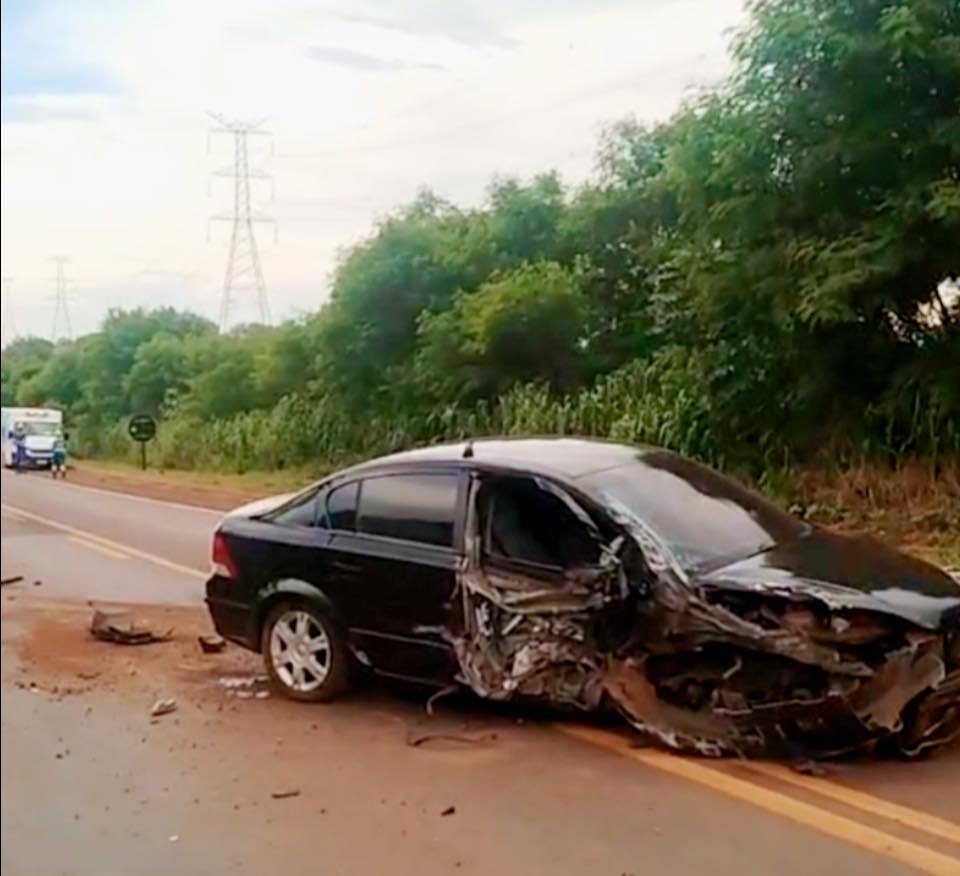 Grave colisão entre carro e caminhão causa interdição parcial em rodovia perto de Selvíria